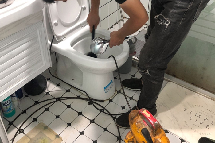 普兰马桶堵塞自己疏通还是找师傅？专业上门服务让你省时更省心