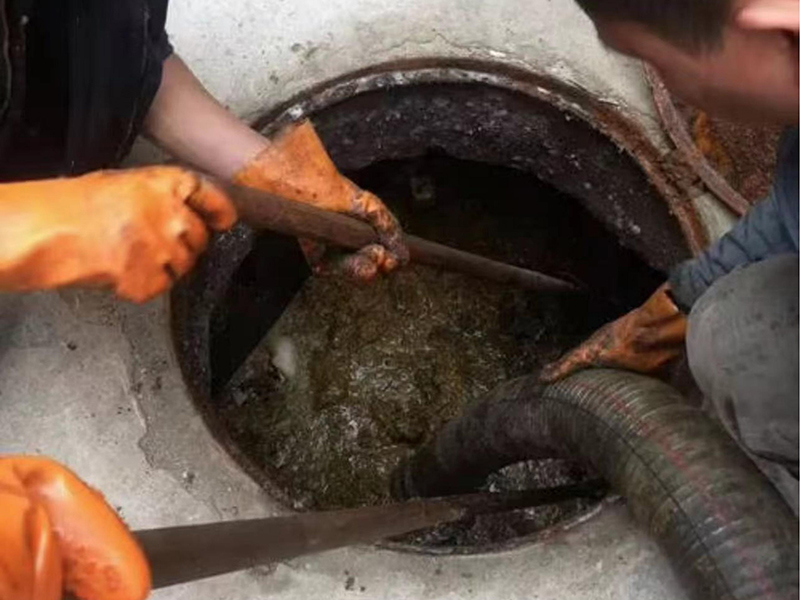 普兰清理化粪池时如何避免沼气的危害？